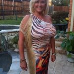 Cougar blonde aux gros seins, pour jeune qui aime caresser (region annecy)